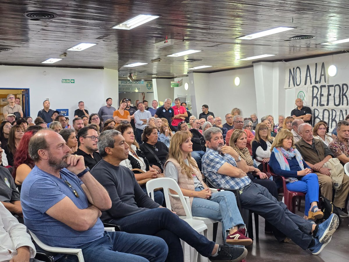 loreparrilli's tweet photo. Nuestra tarea principal es clara: crear las condiciones para que Cristina esté libre y tenga justicia imparcial.
Queremos un partido que debata ideas y planifique la gestión. https://t.co/0ENSgtMLu9