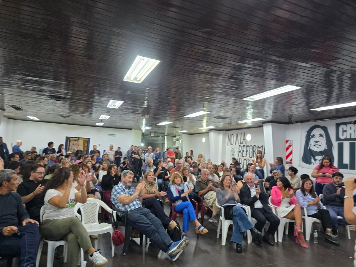 loreparrilli's tweet photo. Nuestra tarea principal es clara: crear las condiciones para que Cristina esté libre y tenga justicia imparcial.
Queremos un partido que debata ideas y planifique la gestión. https://t.co/0ENSgtMLu9