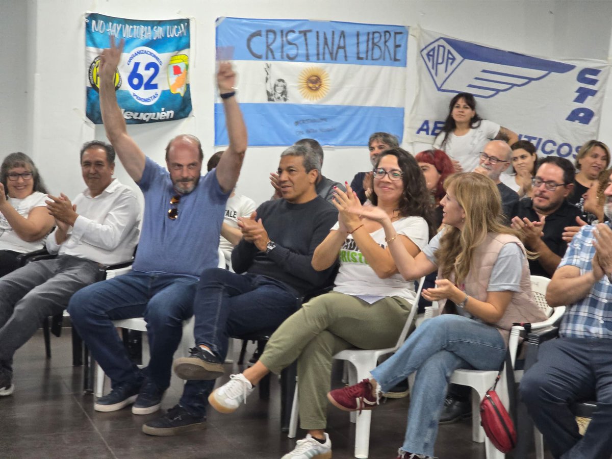 loreparrilli's tweet photo. Por eso, elegimos que nuestro primer encuentro fuera con la compañera Vanesa Siley, quien nos brindó una charla sobre la Ley de retroceso laboral de Milei. Convocamos a un peronismo que incluya a todos los que nos votaron y a los que no. Todos, todas y todes somos necesarios. https://t.co/5TrBhnLgnl
