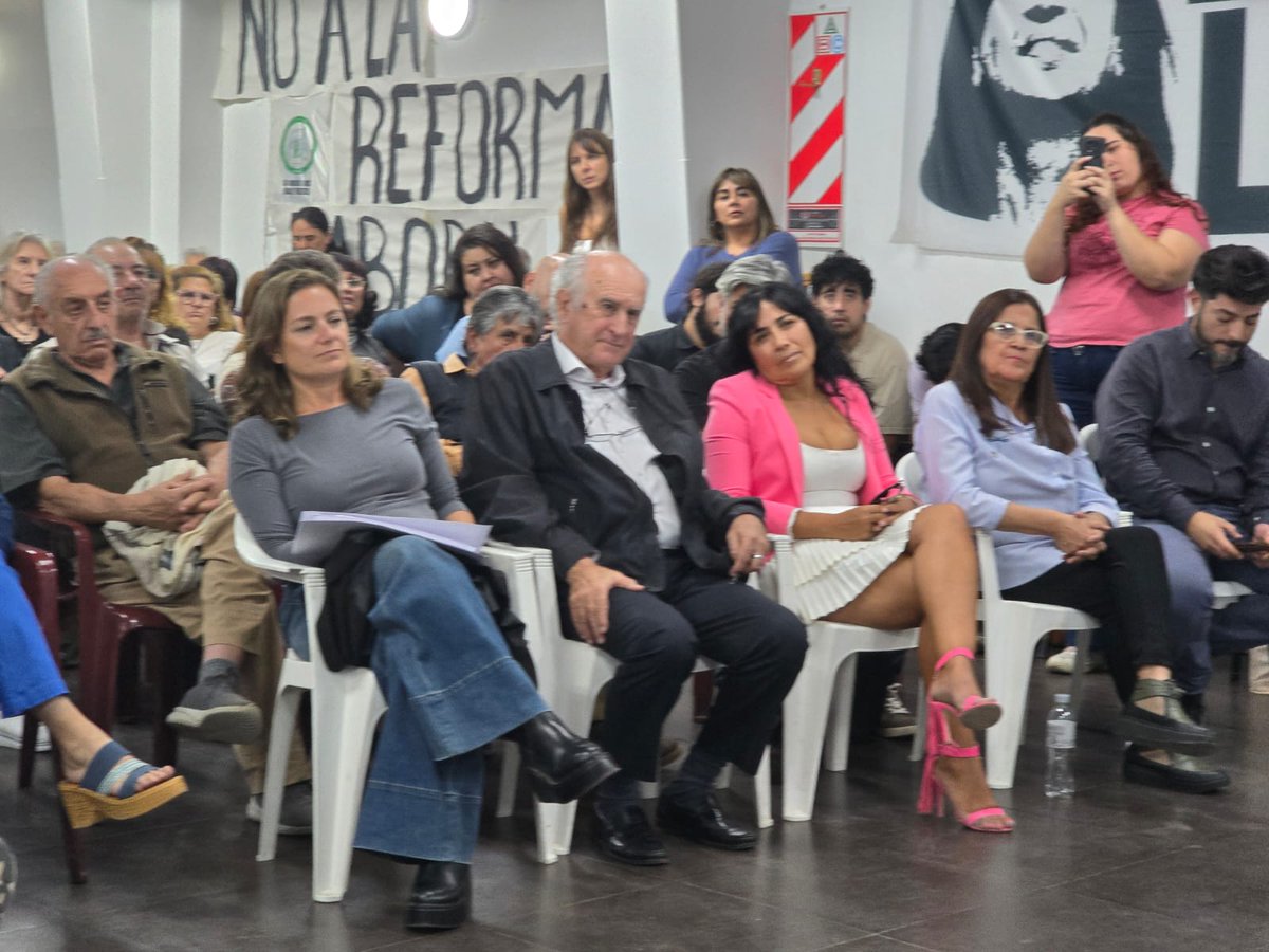 loreparrilli's tweet photo. Por eso, elegimos que nuestro primer encuentro fuera con la compañera Vanesa Siley, quien nos brindó una charla sobre la Ley de retroceso laboral de Milei. Convocamos a un peronismo que incluya a todos los que nos votaron y a los que no. Todos, todas y todes somos necesarios. https://t.co/5TrBhnLgnl