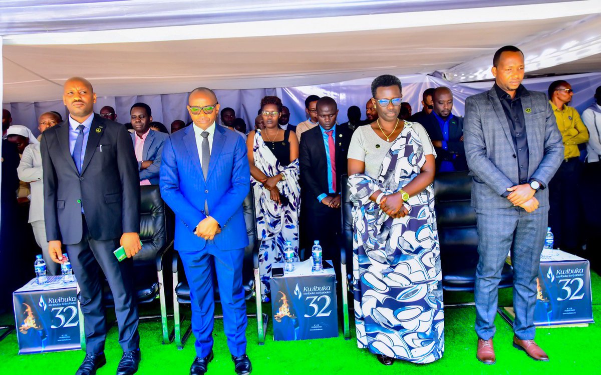 Muhangadis's tweet photo. 1/2
#Kwibuka32: Mu #Midugudu yose, abaturage bitabiriye igikorwa cyo gutangiza icyumweru cy’icyunamo n’iminsi 100 yo #Kwibuka32 Jenoside yakorewe Abatutsi.

Muri iki gikorwa, Ubuyobozi bw’Akarere bwifatanyije n’abaturage bo mu Mudugudu wa #Kagarama/Musongati i @NYARUSANGE_Sect https://t.co/jlotiOi8rf