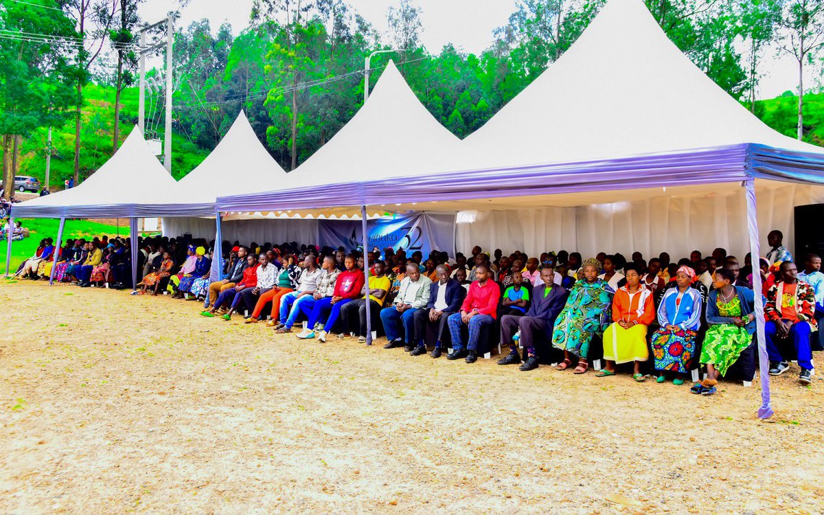 Muhangadis's tweet photo. 1/2
#Kwibuka32: Mu #Midugudu yose, abaturage bitabiriye igikorwa cyo gutangiza icyumweru cy’icyunamo n’iminsi 100 yo #Kwibuka32 Jenoside yakorewe Abatutsi.

Muri iki gikorwa, Ubuyobozi bw’Akarere bwifatanyije n’abaturage bo mu Mudugudu wa #Kagarama/Musongati i @NYARUSANGE_Sect https://t.co/jlotiOi8rf