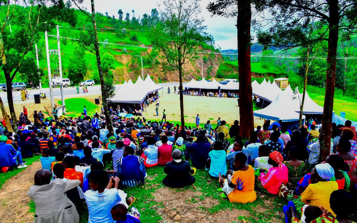 Muhangadis's tweet photo. 1/2
#Kwibuka32: Mu #Midugudu yose, abaturage bitabiriye igikorwa cyo gutangiza icyumweru cy’icyunamo n’iminsi 100 yo #Kwibuka32 Jenoside yakorewe Abatutsi.

Muri iki gikorwa, Ubuyobozi bw’Akarere bwifatanyije n’abaturage bo mu Mudugudu wa #Kagarama/Musongati i @NYARUSANGE_Sect https://t.co/jlotiOi8rf