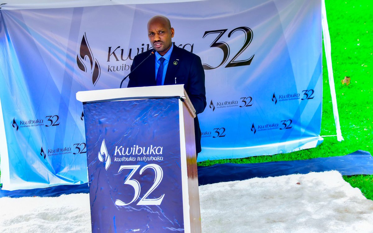 Muhangadis's tweet photo. 1/2
#Kwibuka32: Mu #Midugudu yose, abaturage bitabiriye igikorwa cyo gutangiza icyumweru cy’icyunamo n’iminsi 100 yo #Kwibuka32 Jenoside yakorewe Abatutsi.

Muri iki gikorwa, Ubuyobozi bw’Akarere bwifatanyije n’abaturage bo mu Mudugudu wa #Kagarama/Musongati i @NYARUSANGE_Sect https://t.co/jlotiOi8rf