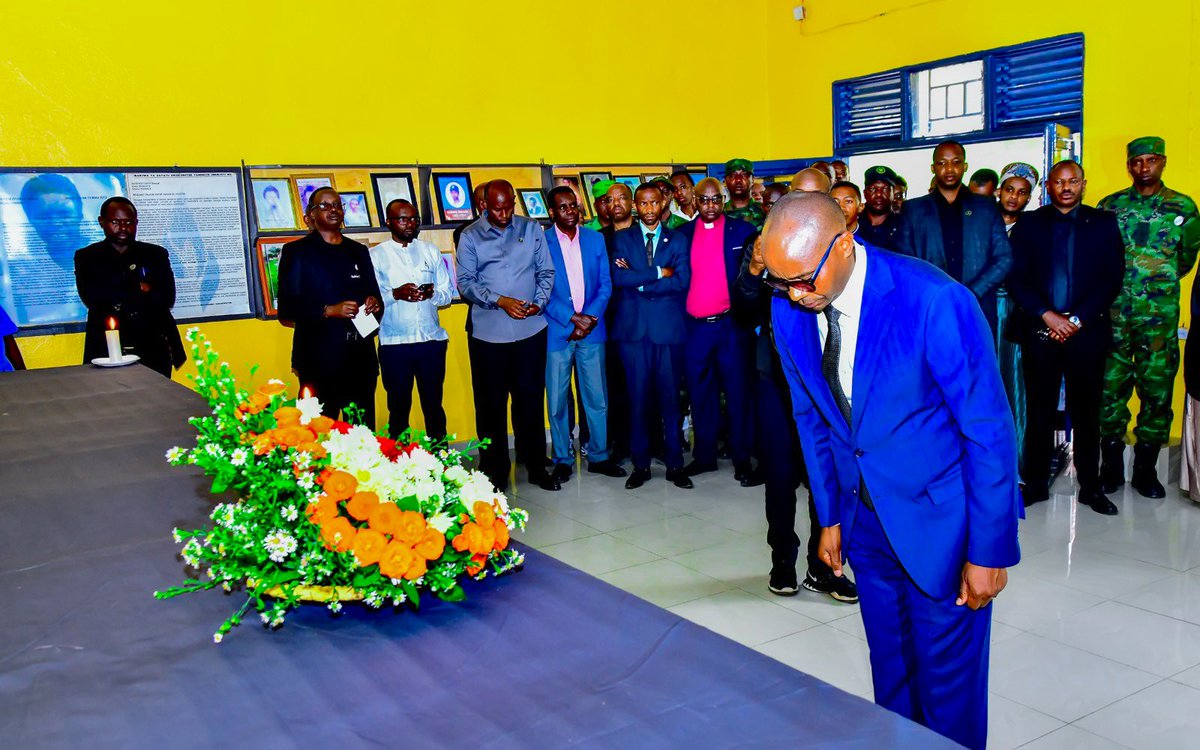 Muhangadis's tweet photo. 2/2
Iki gikorwa kandi, cyabanjirijwe no gushyira indabo ku Rwibutso rwa Jenoside yakorewe Abatutsi rwa Nyarusange, ruruhukiyemo imibiri isaga 1,600. #Kwibuka32: https://t.co/GcgJB81ZIJ