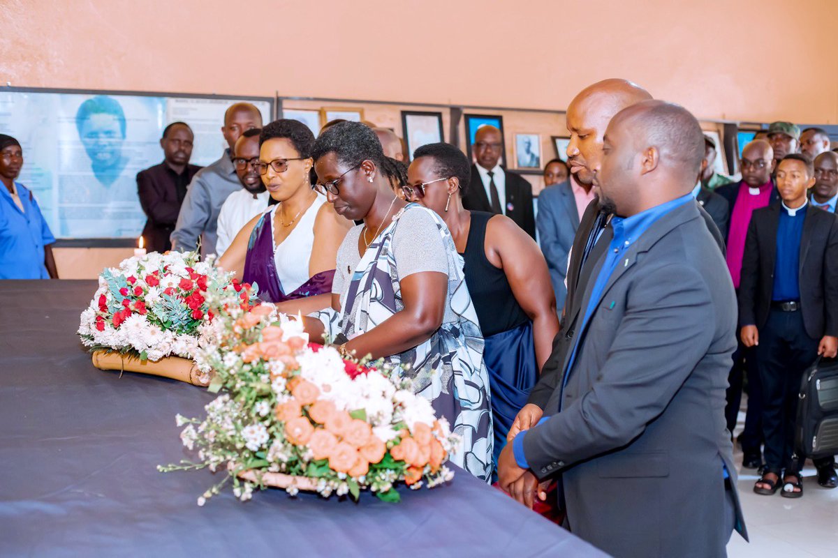 Muhangadis's tweet photo. 2/2
Iki gikorwa kandi, cyabanjirijwe no gushyira indabo ku Rwibutso rwa Jenoside yakorewe Abatutsi rwa Nyarusange, ruruhukiyemo imibiri isaga 1,600. #Kwibuka32: https://t.co/GcgJB81ZIJ