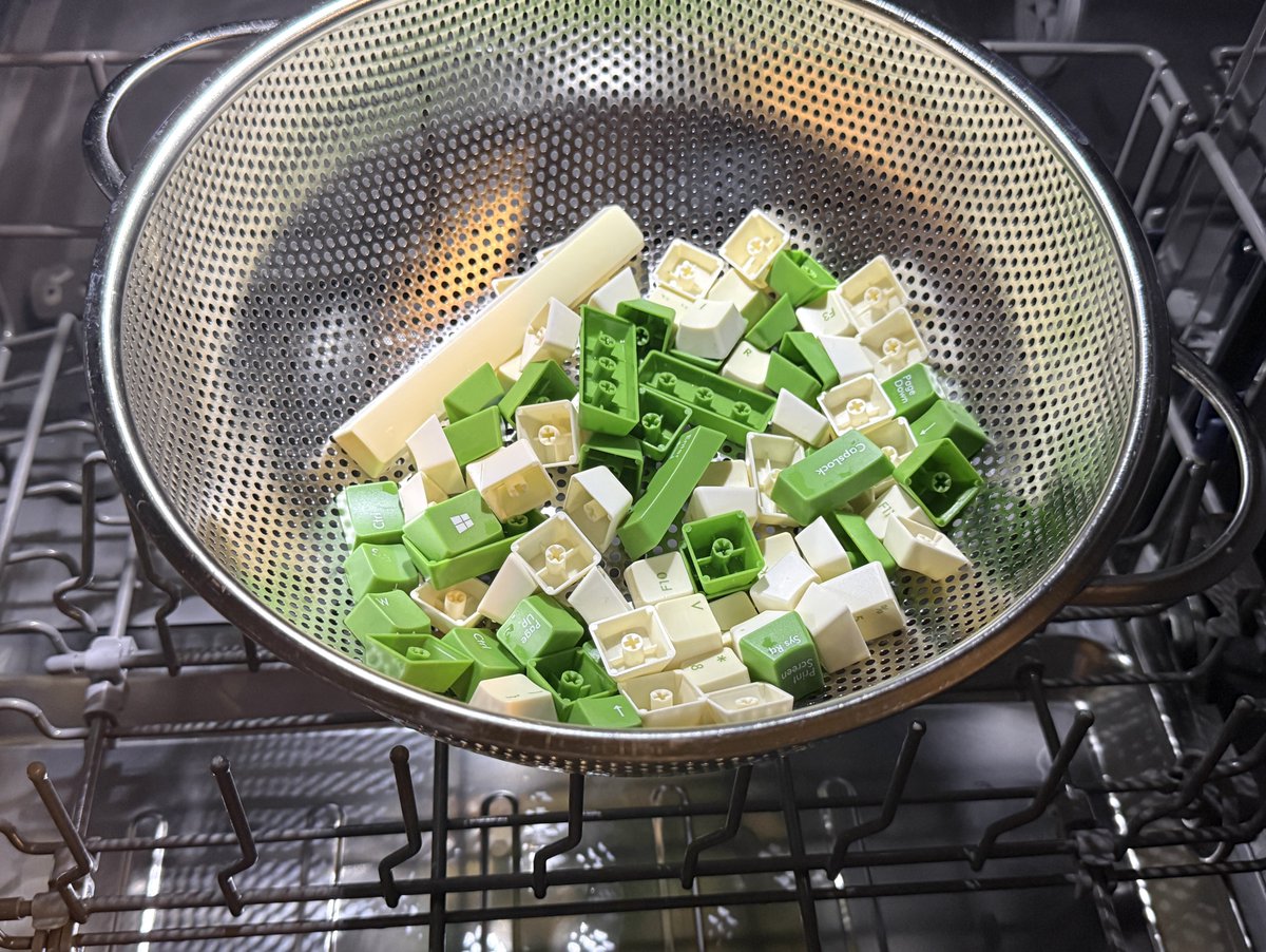 BreathinBubble's tweet image. 小红书是能学到东西的
洗碗机洗键帽真的好用🫪