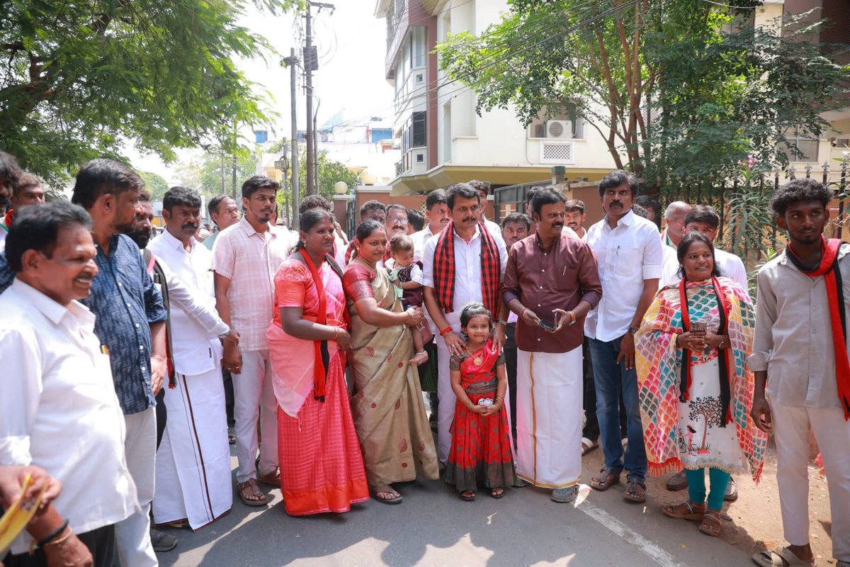 DMKCoimbatore's tweet photo. கோவை மாவட்டம், கோவை தெற்கு சட்டமன்ற தொகுதி, புலியகுளம் பகுதி, புலியகுளம் மெயின் ரோடு பகுதியில், வெற்றி வேட்பாளர் திரு.செந்தில் பாலாஜி அவர்கள் உதயசூரியன் சின்னத்திற்கு வாக்கு கேட்டு தேர்தல் பரப்புரை மேற்கொண்டார். 

#VoteForDMK https://t.co/a2avivgRp9