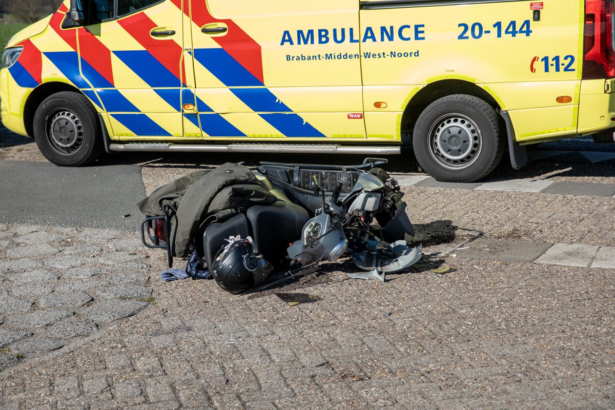 Scooterrijdster gewond na botsing met auto