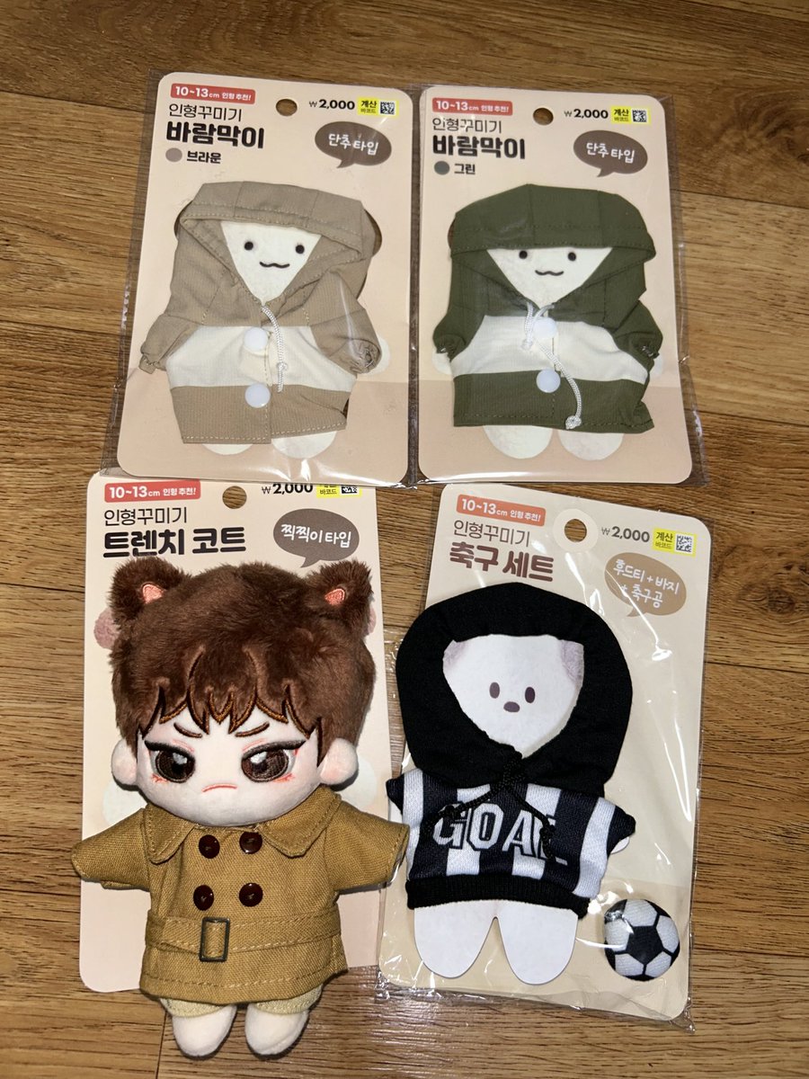 tjsopp's tweet photo. 🧸다이소 인형옷
트렌치코트 10깅한테는 큰데 13깅한테 무척 딱맞아요 ㅠㅠ
코트만 입히니까 허전해서 바지도 입힘!
축구바지가 연갈색이라 세트처럼 잘어울려요
다이소 바지 고무 ㄹㅇ 잘늘어남

우비-동물귀 안맞아서 팔았음
데일리룩-(모자+멜빵) 모자가 안맞아서 팔았음
전에껀 판매중지 됬던데 https://t.co/po23oBXIy8