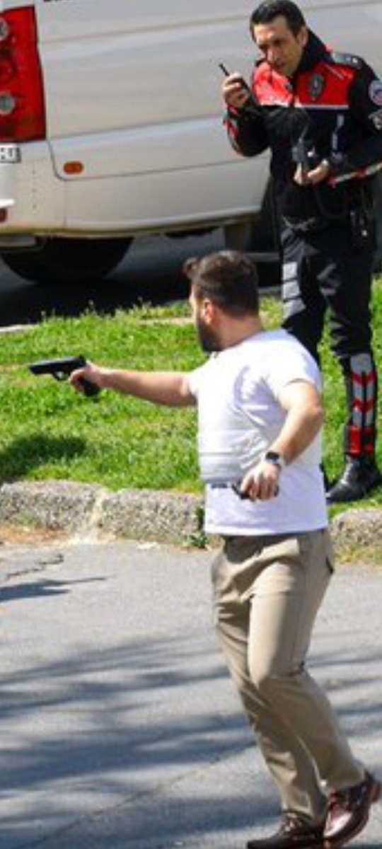UkraineDiary's tweet image. 🇹🇷🚨🇹🇷🚨🇹🇷🚨🇹🇷🚨🇹🇷🚨

Turkish plain clothes security shoots at terrorists in Istanbul