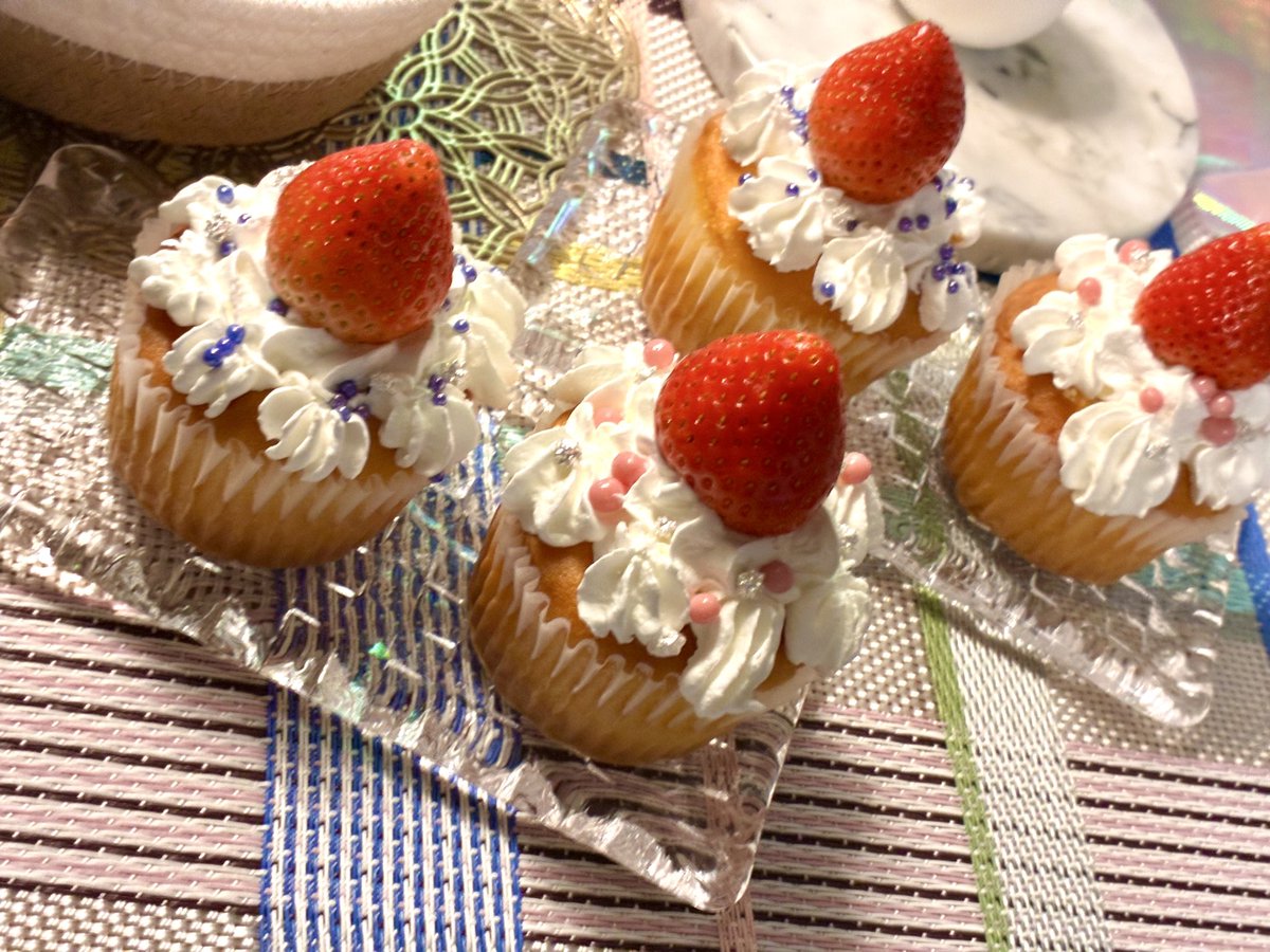 イースターパーティした♡♡♡♡
🥚に絵を描くのできて嬉しい！(これは公式の卵です)
ジョフェニケーキはデコっただけなんだけど死ぬほど可愛い
オムレツとキッシュは透さんが作ってくれた神