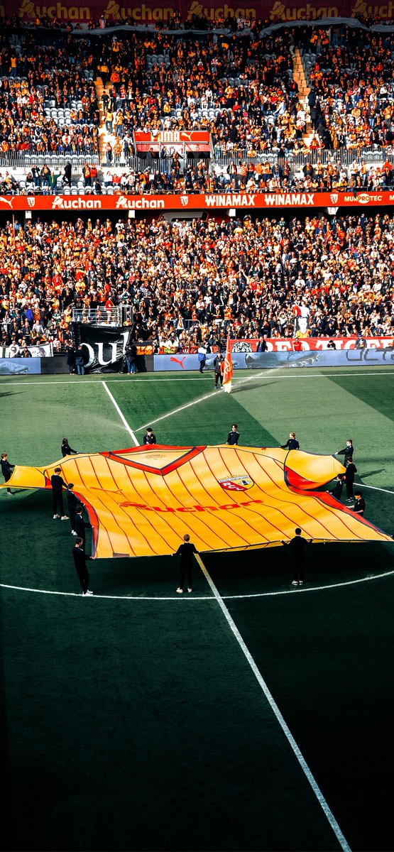 RCLens's tweet photo. Mercredi, c'est #ClubRacing ! 📲

Au stade ou sur votre écran, portez haut le maillot sang et or ❤️💛 

2⃣ formats proposés avec @123PareBrise https://t.co/3KspOZi2mb