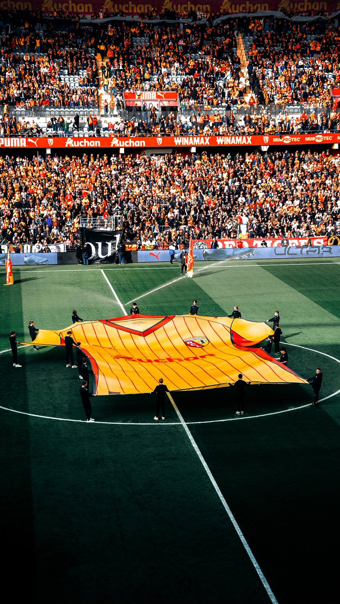 RCLens's tweet photo. Mercredi, c'est #ClubRacing ! 📲

Au stade ou sur votre écran, portez haut le maillot sang et or ❤️💛 

2⃣ formats proposés avec @123PareBrise https://t.co/3KspOZi2mb