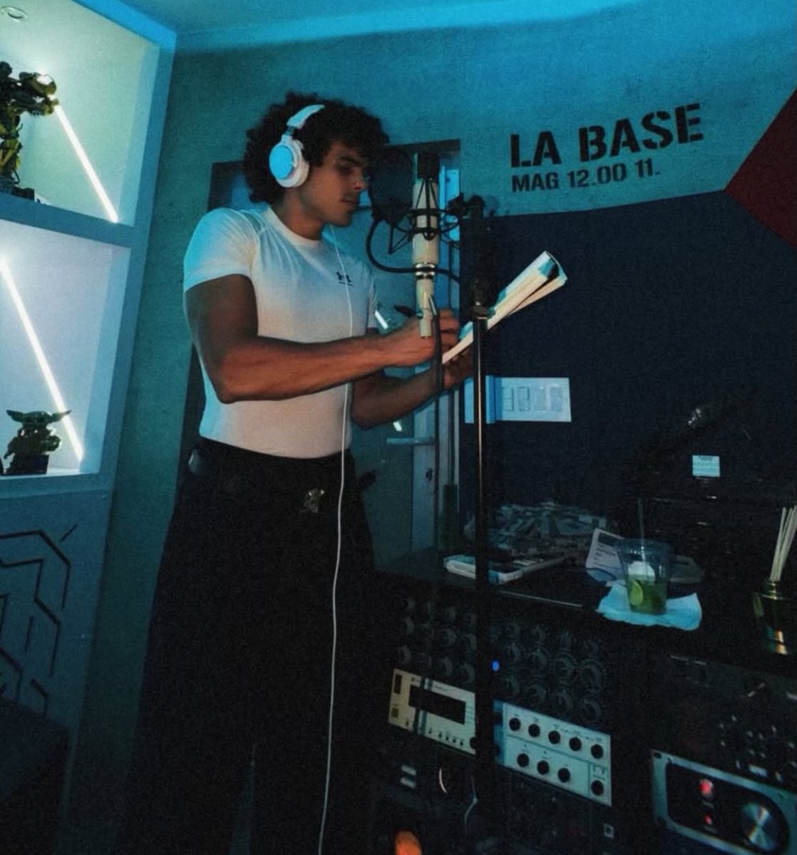 erickflowers_'s tweet image. Que felicidad ya tendremos canción o ahora será Wisin y Zabdiel? 😭