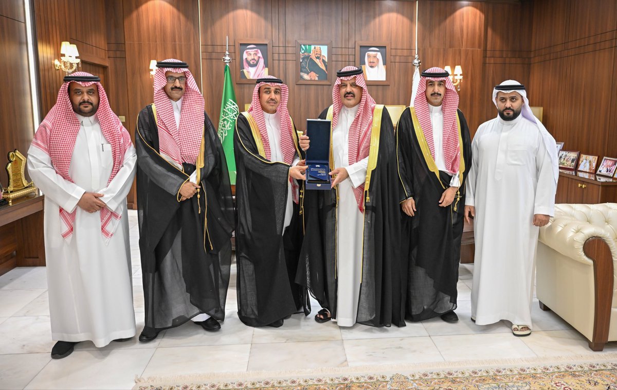 سمو #أمير_منطقة_حائل يستقبل مدير عام فرع وزارة الموارد البشرية والتنمية الاجتماعية بالمنطقة أ.فريح بن محمد العياد، ومساعديه وعددًا من مسؤولي الفرع، بمناسبة تحقيق فرع الوزارة بالمنطقة المركز الثاني على مستوى الفروع، وحصوله على جائزة التميز المؤسسي لعام 2025م (المستوى الذهبي).