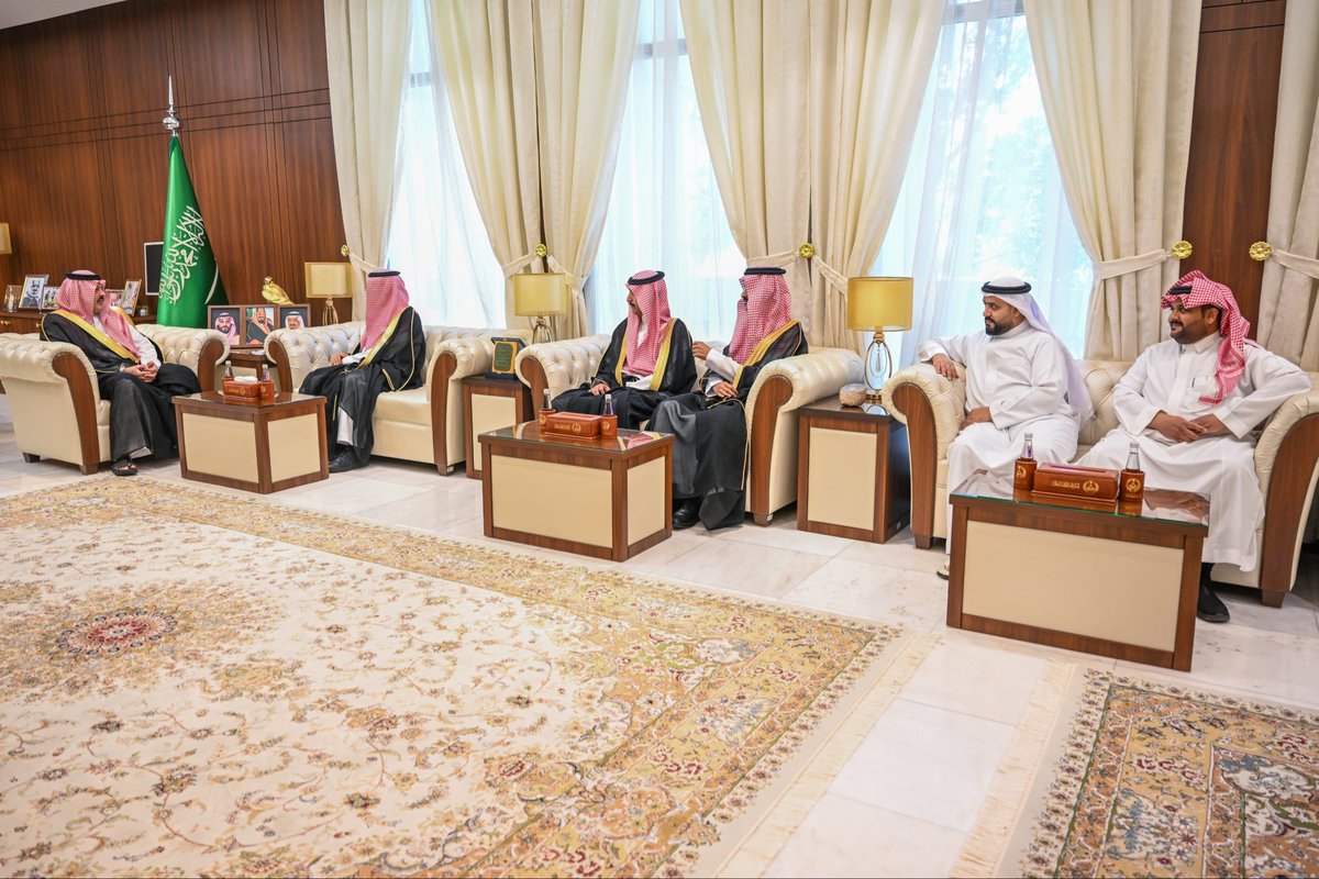 emara_hail's tweet photo. سمو #أمير_منطقة_حائل يستقبل مدير عام فرع وزارة الموارد البشرية والتنمية الاجتماعية بالمنطقة أ.فريح بن محمد العياد، ��مساعديه وعددًا من مسؤولي الفرع، بمناسبة تحقيق فرع الوزارة بالمنطقة المركز الثاني على مستوى الفروع، وحصوله على جائزة التميز المؤسسي لعام 2025م (المستوى الذهبي). https://t.co/d1HE4XzcGX