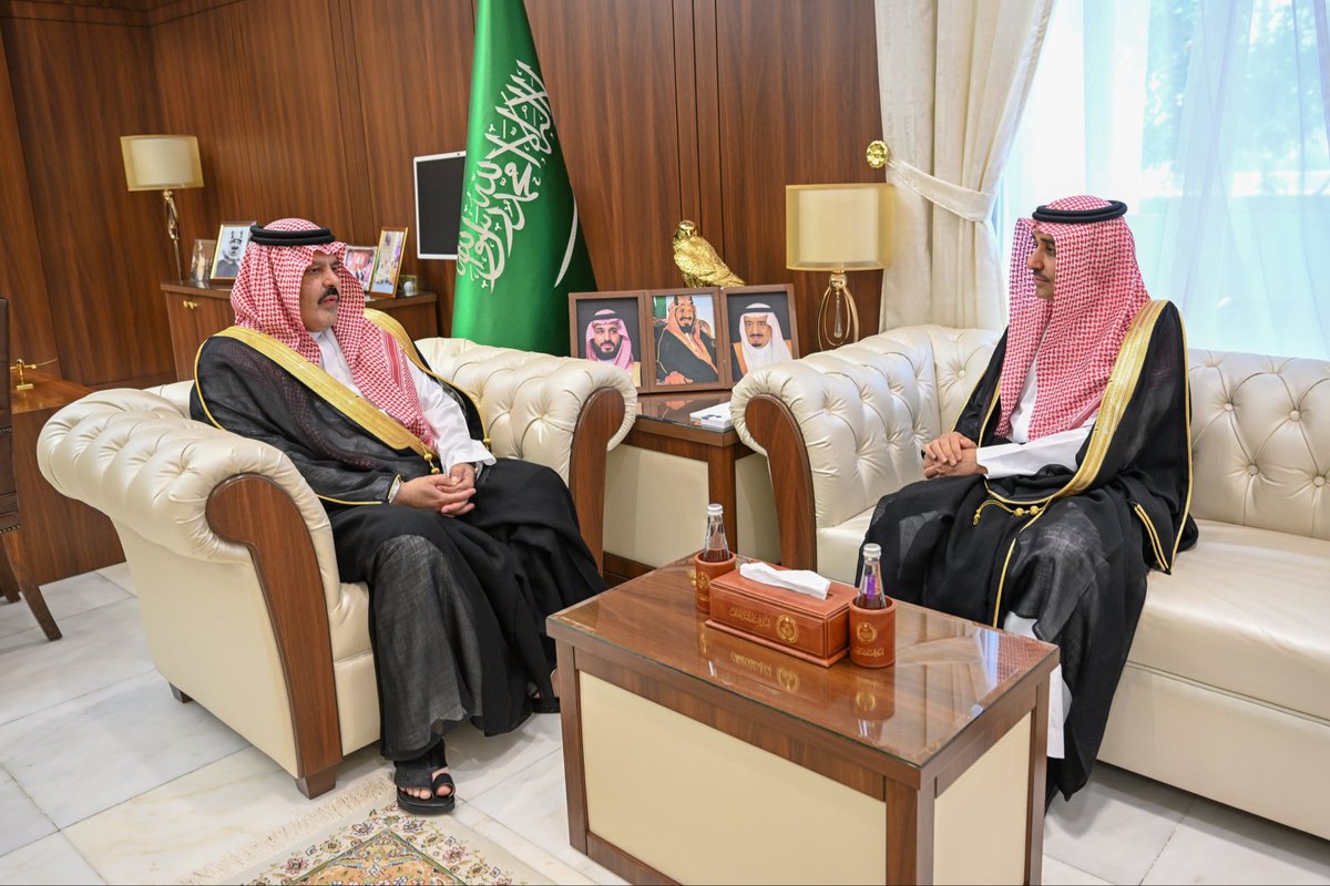emara_hail's tweet photo. سمو #أمير_منطقة_حائل يستقبل مدير عام فرع وزارة الموارد البشرية والتنمية الاجتماعية بالمنطقة أ.فريح بن محمد العياد، ��مساعديه وعددًا من مسؤولي الفرع، بمناسبة تحقيق فرع الوزارة بالمنطقة المركز الثاني على مستوى الفروع، وحصوله على جائزة التميز المؤسسي لعام 2025م (المستوى الذهبي). https://t.co/d1HE4XzcGX