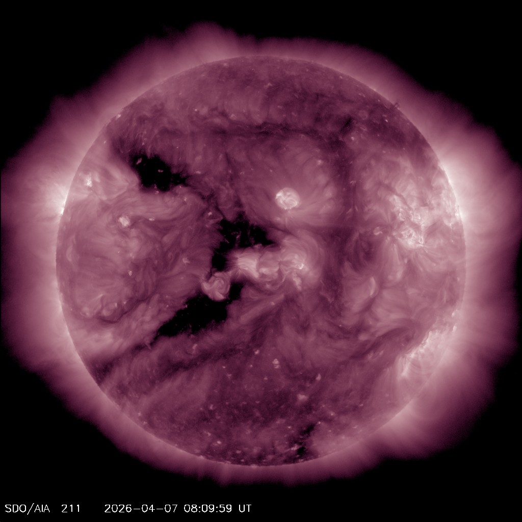 JAtanackov's tweet image. A transequatorial positive coronal hole (multiple coronal holes per the SWPC solar synoptic map) is approaching the central meridian. We should begin to see, according to the SWPC WSA-ENLIL solar wind prediction, the CIR tomorrow and the fast solar wind stream on April 10th.
