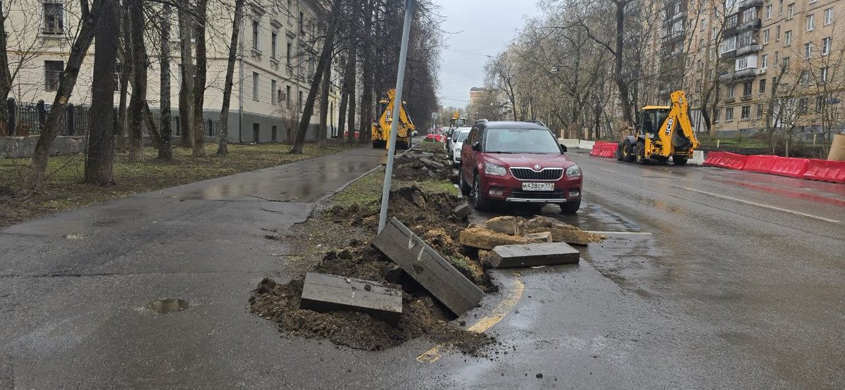 Снег в Москве растаял, а значит пришло время менять зимние бордюры на летние 😟