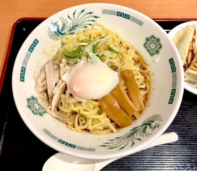 色々描きましたが日高屋の麺メニューの中で1番食べてるのは汁なしラーメン

作者は小泉さんじゃないのでラーメン以外も食べます

定食も天津飯やチャーハンもラーメンとセットで食べます

カロリー気にしたら負けです 
