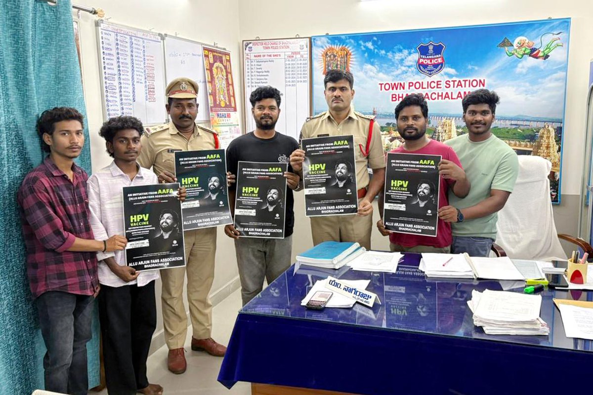 AAFAOnline's tweet photo. *సమాజానికి ఉపయోగపడే కార్యక్రమాల్లో అల్లు అర్జున్ ఫ్యాన్స్ ముందుండటం ప్రశంసనీయం*

*భద్రాచలం పట్టణ సిఐ నాగరాజు*

- భద్రాచలం అల్లు అర్జున్ ఫ్యాన్స్ అసోసియేషన్ ఆధ్వర్యంలో హెచ్ పి వి వ్యాక్సిన్ గురించి విస్తృత అవగాహన కార్యక్రమాలు..

- వ్యాక్సిన్ పోస్టర్ని ఆవిష్కరించిన భద్రాచలం సిఐ నాగరాజు మరియు ప్రభుత్వ ఏరియా హాస్పిటల్ వైద్య సిబ్బంది..

భద్రాచలం:
మహిళల్లో గర్భసంచి మరియు సర్వైకల్ క్యాన్సర్ నివారణ కోసం తీసుకోవాల్సిన HPV వాక్సిన్ యొక్క ఆవశ్యకతని తెలియపరుస్తూ  9 నుండి 45  సంవత్సరాలు నిండిన బాలికలు మరియు మహిళలు HPV వాక్సిన్ తప్పక వేయించుకోవాలి అని అవగాహన కల్పించే పోస్టర్ ని నేడు స భద్రాచలం పట్టణ  సీఐ నాగరాజు గారి చేతులు మీదుగా  విడుదల చేయడం జరిగింది..ఈ సందర్బంగా సమాజానికి ఉపయోగ పడే కార్యక్రమలకు శ్రీకారం చుట్టిన అల్లు అర్జున్ ఫ్యాన్స్ ని సి ఐ అభినందించారు..అనంతరం భద్రాచలం ప్రభుత్వ ఏరియా హాస్పిటల్ వైద్య సిబ్బంది పోస్టర్లని ఆవిస్కరించి,ఈ వెక్సిన్ అన్ని ఆసుపత్రులలో లభిస్తుందని,కావున అందరు తప్పకుండ సధ్వినియోగం చేసుకోవాలని పిలుపునిచ్చారు.. 

#AAFASupportsHPVDrive
#HPVVaccine
#CervicalCancerAwareness
#SwasthNariViksitBharat
