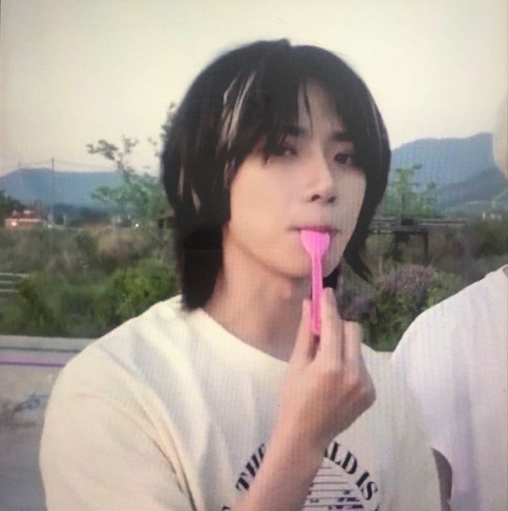 esthemars tweet media