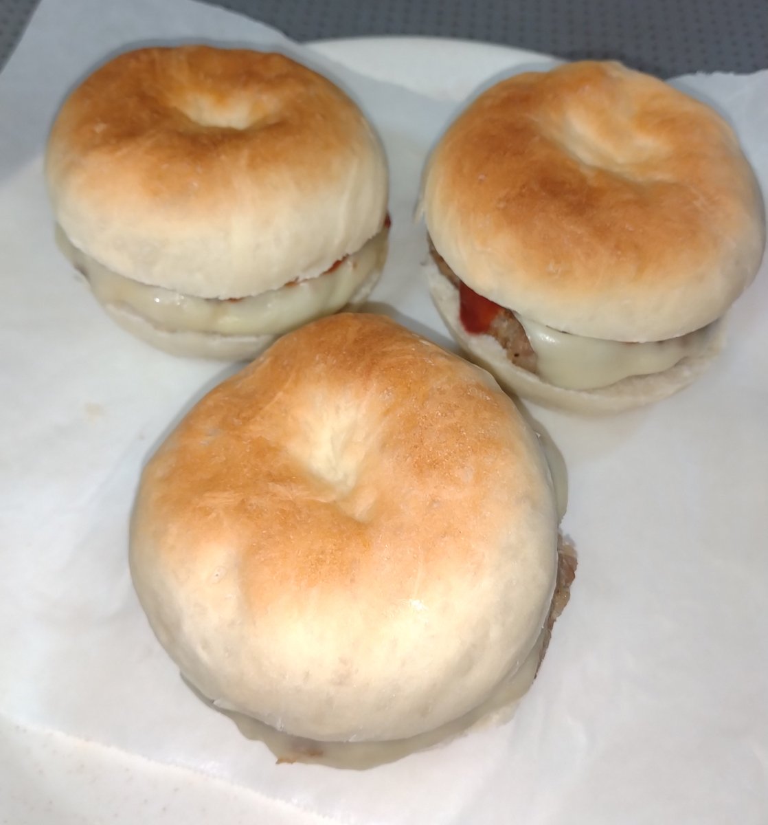 これはパンの検証作業で余った強力粉を使って作ったバンズ(パン)にパティとチーズとケチャップを乗せて作ったチーズバーガーです。
1枚目がなんだかやけにキレイ目に撮影できたもので、2枚目が実際の見た目に近く撮影できた物です。
パンは見た目よりずっと硬いですが、美味しかったです。 