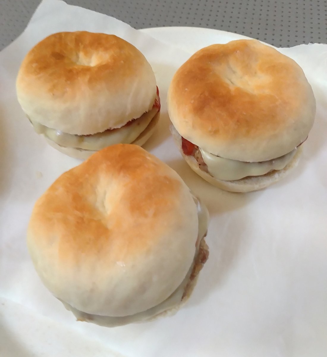 これはパンの検証作業で余った強力粉を使って作ったバンズ(パン)にパティとチーズとケチャップを乗せて作ったチーズバーガーです。
1枚目がなんだかやけにキレイ目に撮影できたもので、2枚目が実際の見た目に近く撮影できた物です。
パンは見た目よりずっと硬いですが、美味しかったです。 