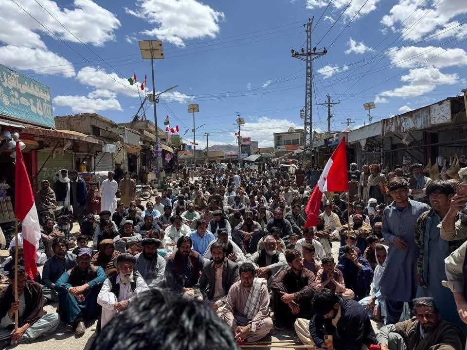 کلا سیف اللہ:
کمر توڑ مینگایئ اور پٹرولیم مصنوعات میں بے تاشہ اضافے کے خلاف پشتونخوا نیشنل عوامی پارٹی کے زیرعتمام  احتجاجی جلسہ عام
#Khushalkhankakar
#PkNAP