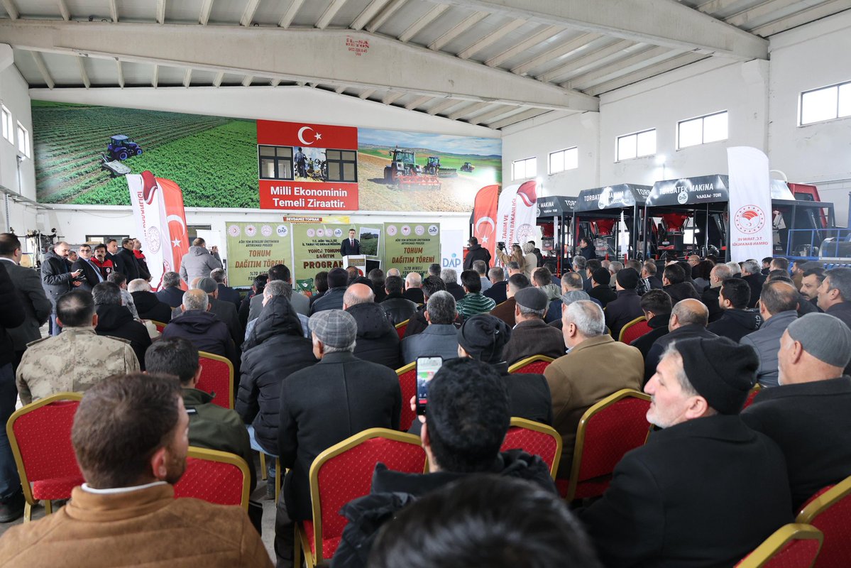 Valimiz Sn. Önder BOZKURT ve DAP BKİ Başkanı Sn. Halil İbrahim GÜRAY’ın katılımlarıyla düzenlenen “Yem Bitkileri Yetiştiriciliğinin Yaygınlaştırılması Projesi” tohum dağıtım törenine, YK Başkanımız Ömer YILDIRIM ile katılım sağladık. 440 çiftçiye %70 hibe, 44 ton tohum verildi.🌱