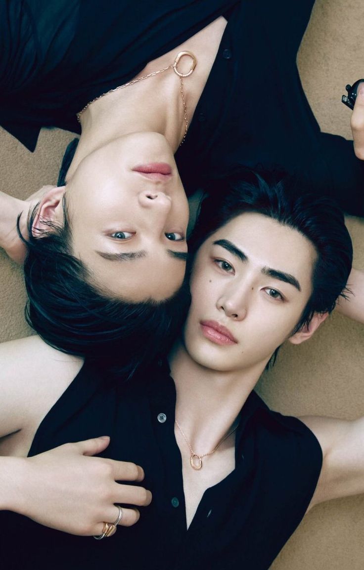 enhapopbase's tweet photo. JAKE and SUNGHOON will be doing a live, please recommend trendy things on ENHYPEN Instagram Story. https://t.co/2COYDGpCqX