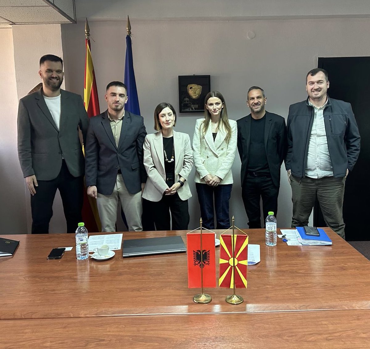 Nebiju1's tweet photo. Sot, si ekip i kabinetit të Ministrisë së Ekonomisë dhe Punës, pritëm në ministrinë tonë Fondacionin Westminster për Demokraci. Zhvilluam një takim të frytshëm dhe pozitiv mbi shkaqet e migrimit dhe aspektet ekonomike të diasporës.
🇲🇰🇦🇱🇬🇧🇸🇪🇪🇺
#WFD https://t.co/hVJajq5IMI