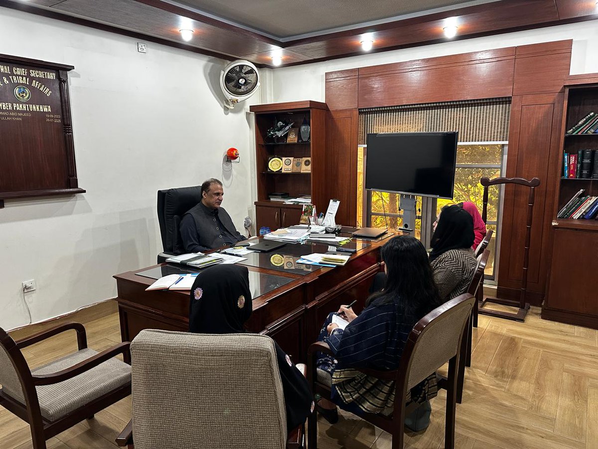 unwomen_pak's tweet image. Mission KP | Day 01
In a second key engagement, DCR  Ms. @FahmidaIqbal  Iqbal met ACS Home KP Mr. Ikram Ullah Khan, recognizing strong partnership under the 2021 MOU.

✔️ GBV convictions ↑ 5→12%
✔️ 2,800+ trained
✔️ Women in KP Police ↑

@htakpk 
 #EndGBV #GenderEquality
