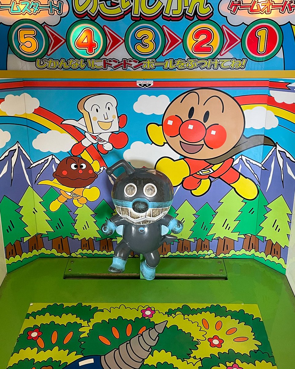 kae1993h's tweet photo. 平成初期に遊んでたゲームが
まだ現役で動いてるゲームセンターを見ると、つい立ち止まってしまう。

子どもの頃は
「昭和レトロが好き」という大人の気持ちが少し不思議でした。

でも今ならわかる。

自分も、あの頃を懐かしむ側になったんだな🎮

あなたが思わず足を止める“昔のゲーム”ありますか？ https://t.co/gLyJZZ449w