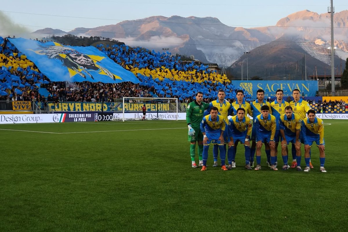 CarrareseCalcio's tweet photo. Una cosa sola 🔥

#scolpitinellastoria #legab 

@Lega_B https://t.co/QiWiPHLTRB