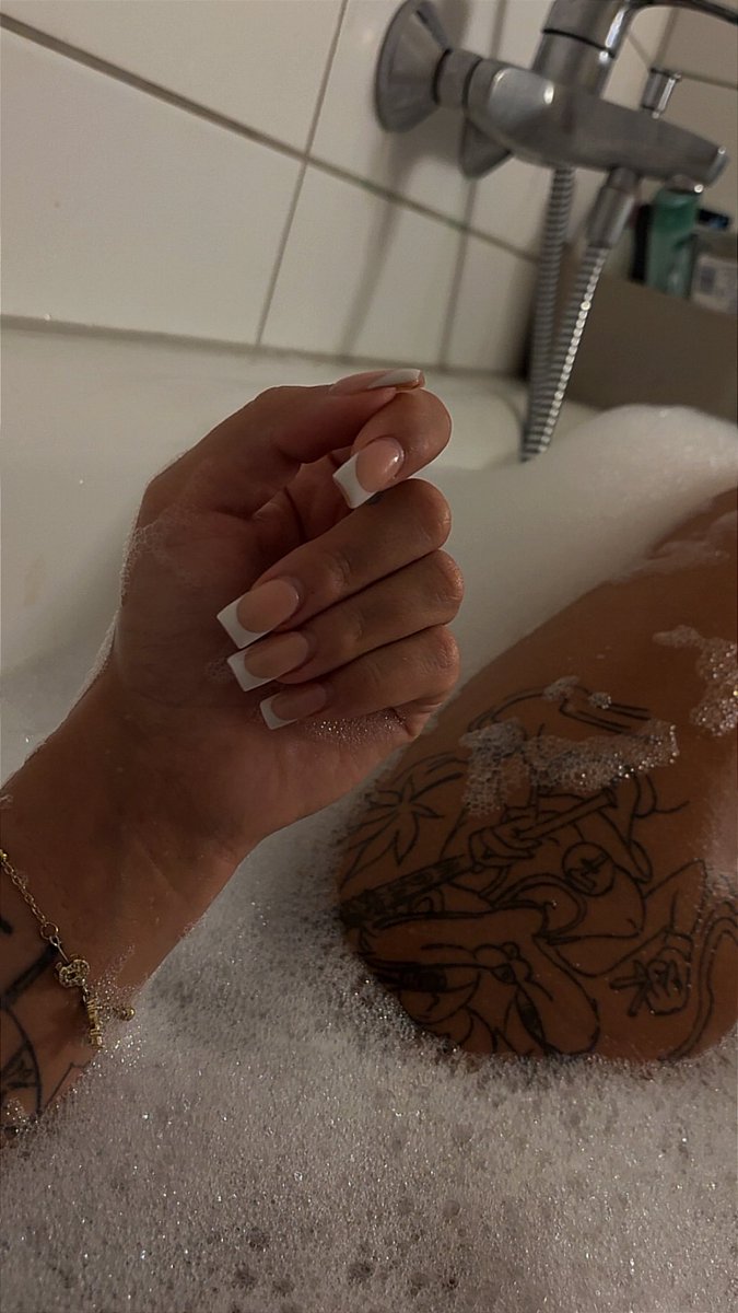_mistress_coco's tweet photo. muss übrigens unbdeingt die woche füße und hände neu machen gehen https://t.co/uQsEcx32B6