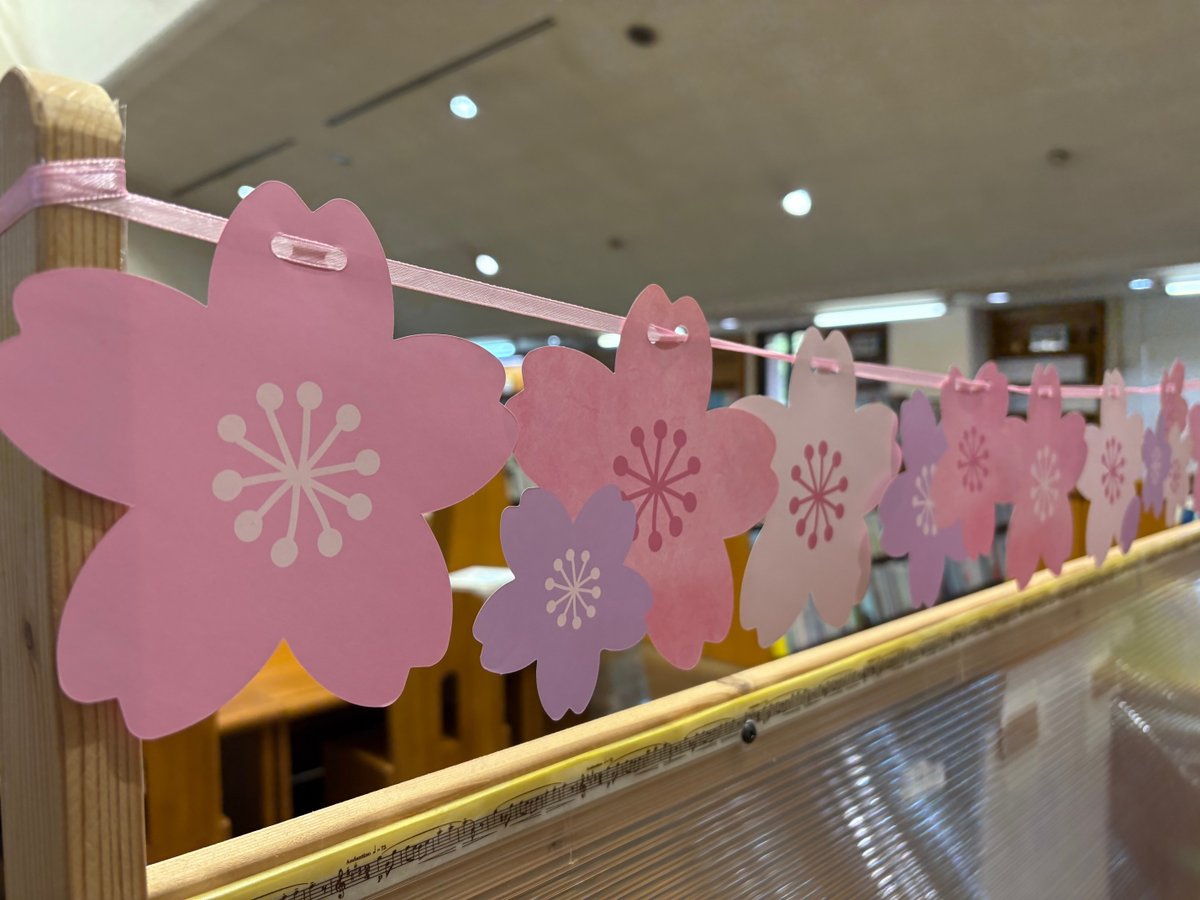 【児童企画】「はる　あたらしいこといっぱい！」
入学や進級。卒園や卒業…出会いと別れの季節ですね🌸児童室では、入学、卒業はもちろん、学校の紹介やひみつ、春のおはなしなどもあつめてみました。あたらしい生活のはじまりにぜひ読んでみてくださいね。
4/12(日)まで。