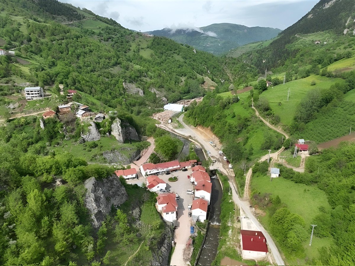 Exodia829193's tweet photo. Giresun'un %85'i maden sahası olmasına karar verildiği söyleniyor.
Bu yeşilliği yok edip rant için bu hale getirilmesine nasıl izin veriliyor?
Bu düşmanlığın hiç bir lügat ta tarifi yok. https://t.co/6srkR2YfM9