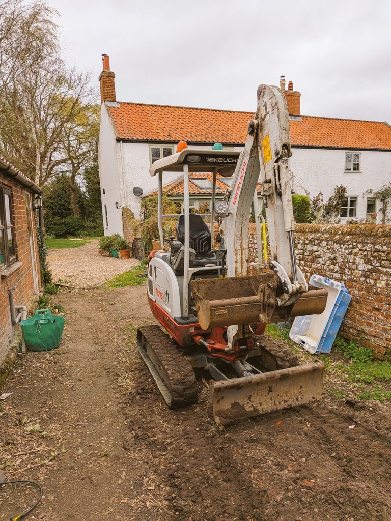 JD_HILL's tweet photo. Easter Mini Digging https://t.co/9j0Yy1kSbE