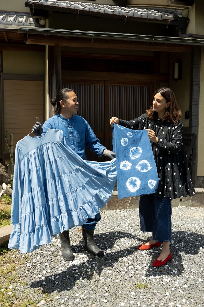 grablisswebplus's tweet photo. Merlette × 京藍染
ブランド設立10周年を記念した京藍染アーティストの松﨑陸とのスペシャルコラボ。
https://t.co/VJKOZpDdkR
#GRABLISS #グラブリス
#ファッション #FASHION #Merlette #京藍染
#松﨑陸 #10周年 #コラボ #ジャパンブルー https://t.co/fL1ironfU5