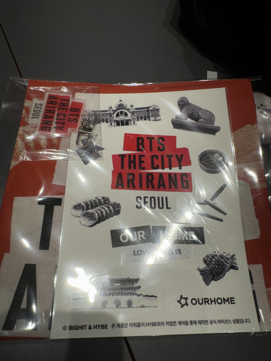 #BTS_ARİRANG The City #Hikr 

Incheon Airport T1, level B1, go straight in front of Olive Young, untill u see purple light . 

Free photo polaroid n u can play gacha. I got free arex tix from that gacha 😅

For scarf n keychain, u can get there if have stock