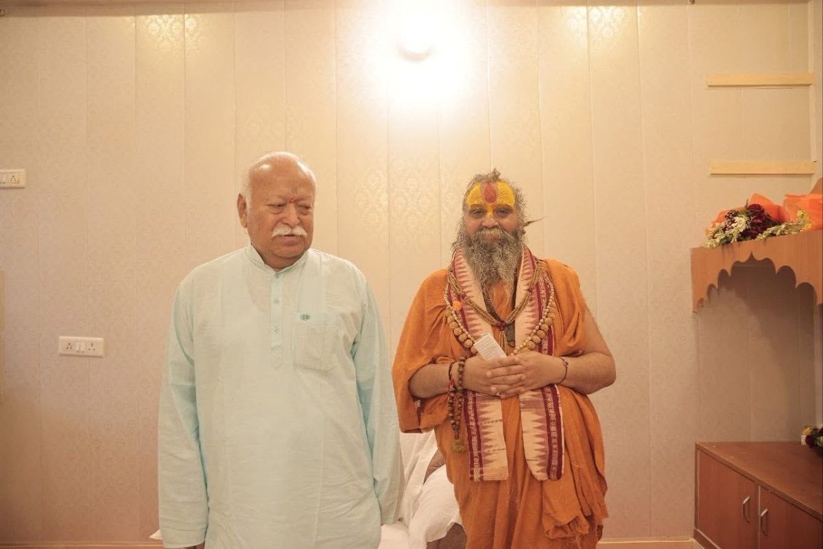 Erpavanbjp's tweet photo. माननीय सरसंघ संचालक श्रीमोहन भागवत जी का आगमन,
452 वें श्री मलूक जयंती महोत्सव एवं
श्रीसीताराम निकुञ्ज अष्टयाम लीला महोत्सव।
साथ में पूज्य गुरुदेव राजेंद्र दास जी महाराज 🙏

#MohanBhagwat #mohanbhagwatji #rajendradasjimaharaj #malookpeeth #vrindavandham #rssbofficial #RSS4Nation https://t.co/AZphk10Qjl