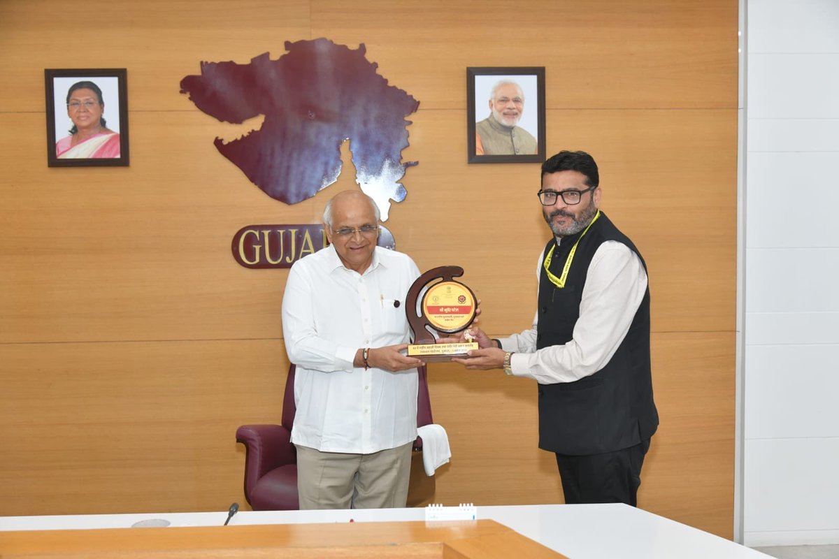 rahulmodi76's tweet photo. 1st April | Gandhinagar 
Honoured as @NSBofIndia Member to pin National Maritime Day badge to Hon’ble CM Gujarat & Hon’ble Governor, after PM & President ceremonies.
Along with entire shipping fraternity, MMD & DPA Kandla team.
A proud moment for India’s maritime strength. @Bhupendrapbjp @CMOGuj @Deendayal_Port @MmdKandla @PMOIndia @rashtrapatibhvn @dgshipping_IN