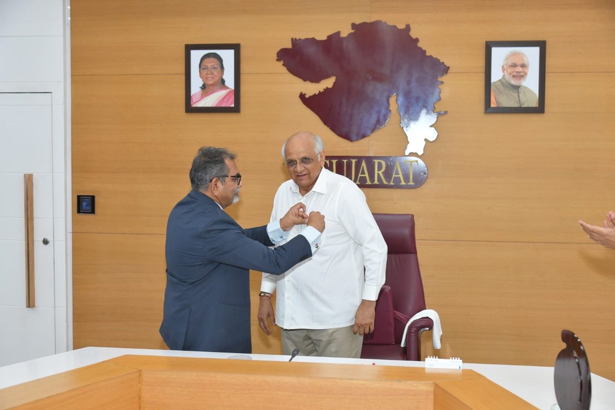 rahulmodi76's tweet photo. 1st April | Gandhinagar 
Honoured as @NSBofIndia Member to pin National Maritime Day badge to Hon’ble CM Gujarat & Hon’ble Governor, after PM & President ceremonies.
Along with entire shipping fraternity, MMD & DPA Kandla team.
A proud moment for India’s maritime strength. @Bhupendrapbjp @CMOGuj @Deendayal_Port @MmdKandla @PMOIndia @rashtrapatibhvn @dgshipping_IN