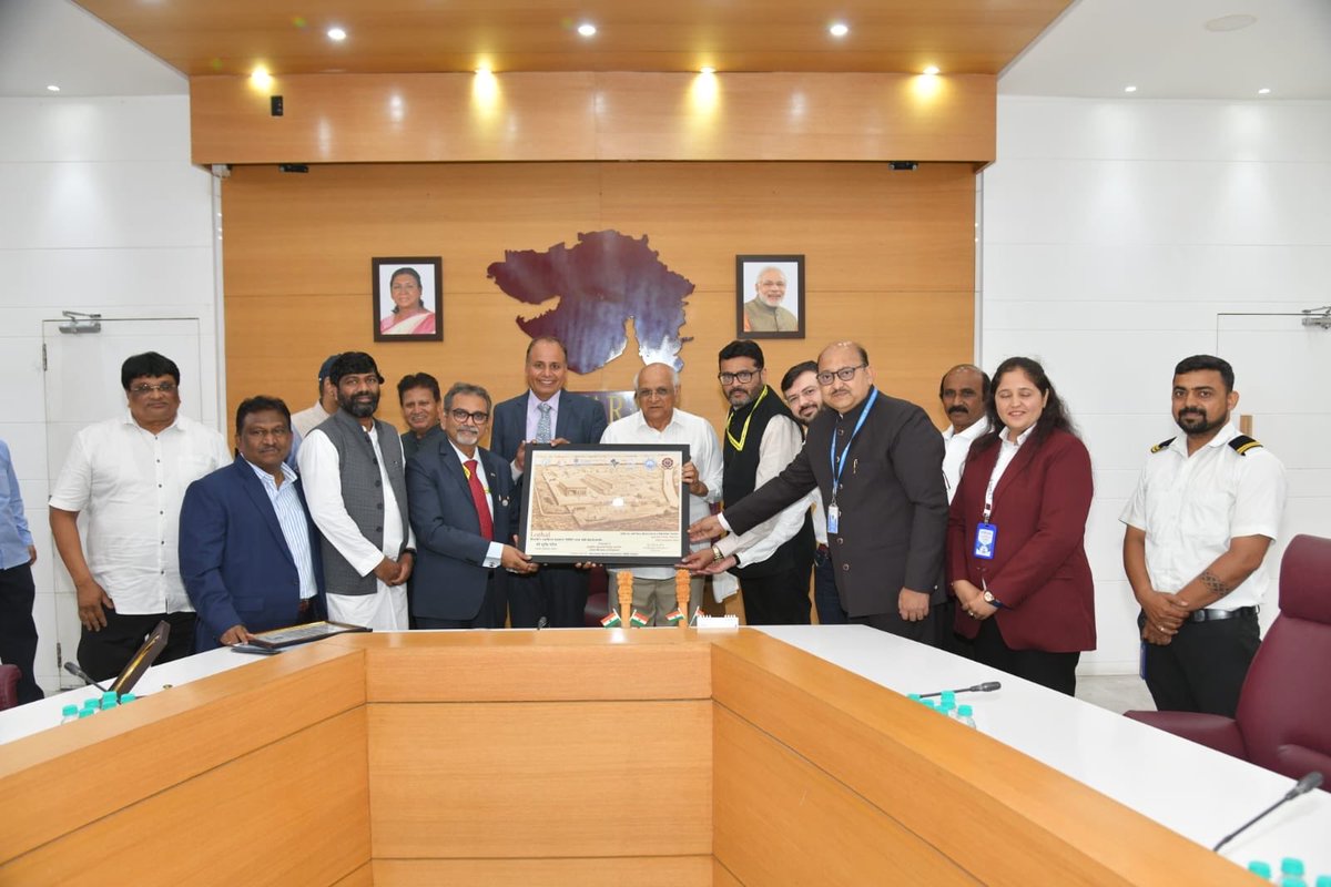 rahulmodi76's tweet photo. 1st April | Gandhinagar 
Honoured as @NSBofIndia Member to pin National Maritime Day badge to Hon’ble CM Gujarat & Hon’ble Governor, after PM & President ceremonies.
Along with entire shipping fraternity, MMD & DPA Kandla team.
A proud moment for India’s maritime strength. @Bhupendrapbjp @CMOGuj @Deendayal_Port @MmdKandla @PMOIndia @rashtrapatibhvn @dgshipping_IN