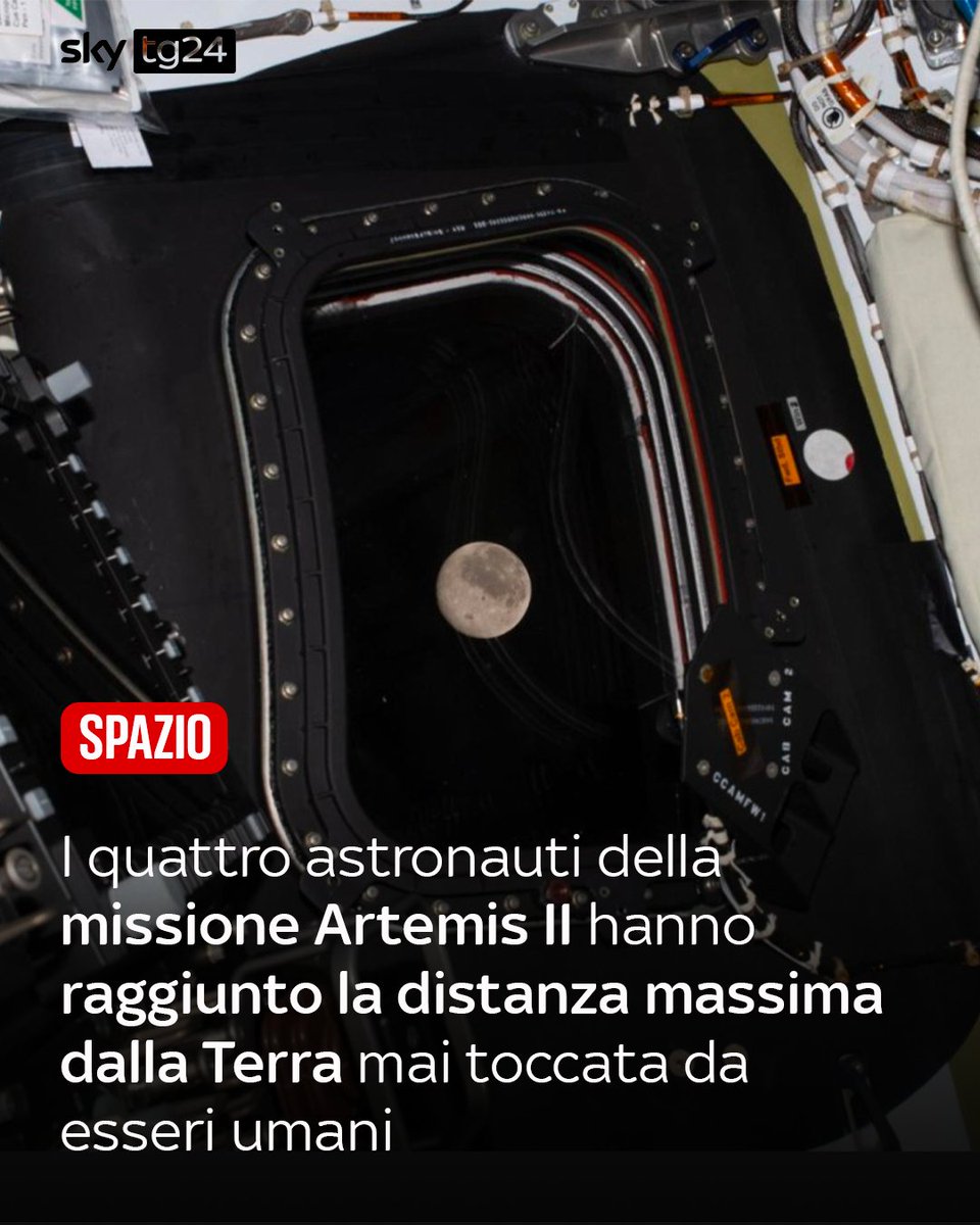 Sulla navetta Orion, gli astronauti Reid Wiseman, Victor Glover, Christina Koch e Jeremy Hansen hanno conquistato il primo record, battendo il primato della massima distanza dalla Terra finora detenuto dall'equipaggio della missione Apollo 13, quando nell'aprile 1970 aveva