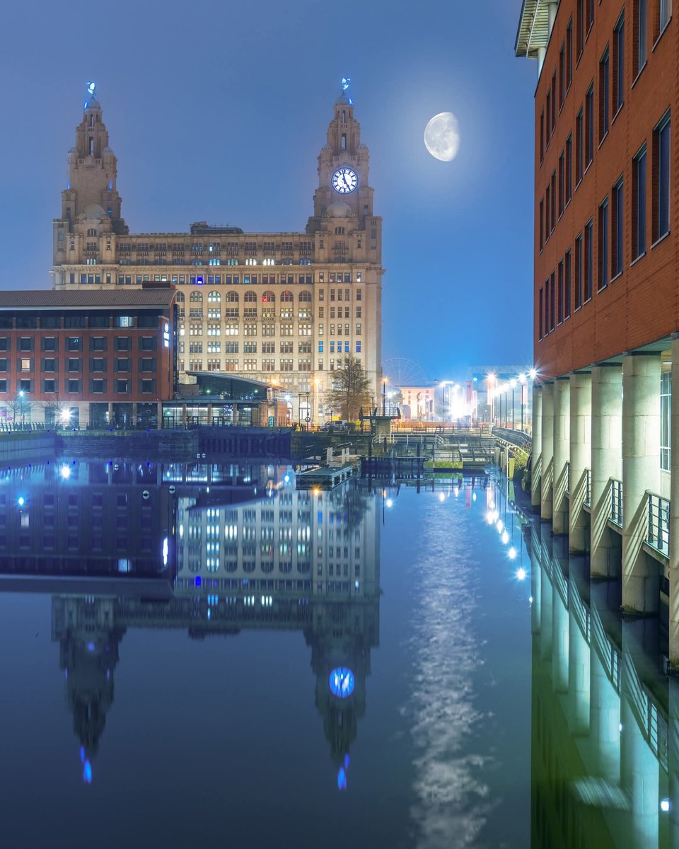 LiverpoolVista's tweet photo. Moonlight over Prince's Dock, Liverpool. Good morning, folks. It's going to be a lovely day https://t.co/ugQxrT3RI1