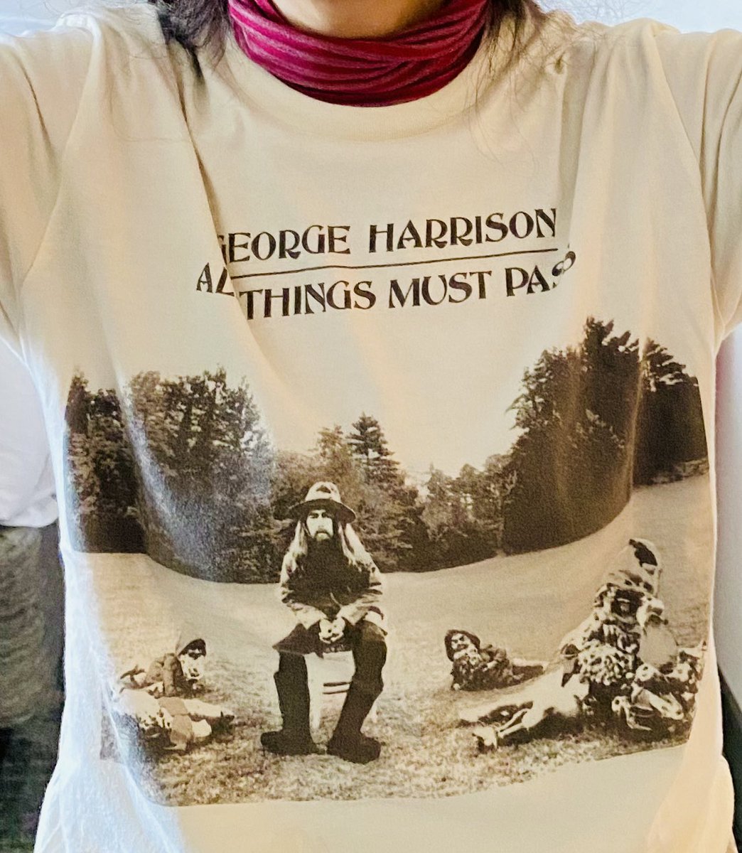 yokotranslator's tweet photo. このTシャツ着てポートランドの街を歩いてるとカフェの店員さんやスーパーのレジのお姉さんが「そのアルバム最高よね。一番好きなビートルはジョージだわ。」って声を掛けてくれる。いやぁ、みなさんわかってらっしゃる🥰 https://t.co/fRxZoawjgO