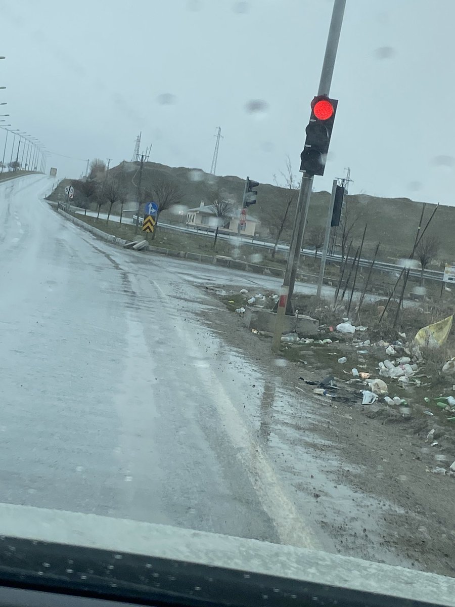 sessizgemici_'s tweet photo. @vanlinihathoca @KarayollariGM @tusbabeltr @vanbuyuksehirbb @vangolakt alaköy yol ayrımı ışıkları şehirin vizyonuna yakışıyormu acaba https://t.co/dGGE7ppmE3